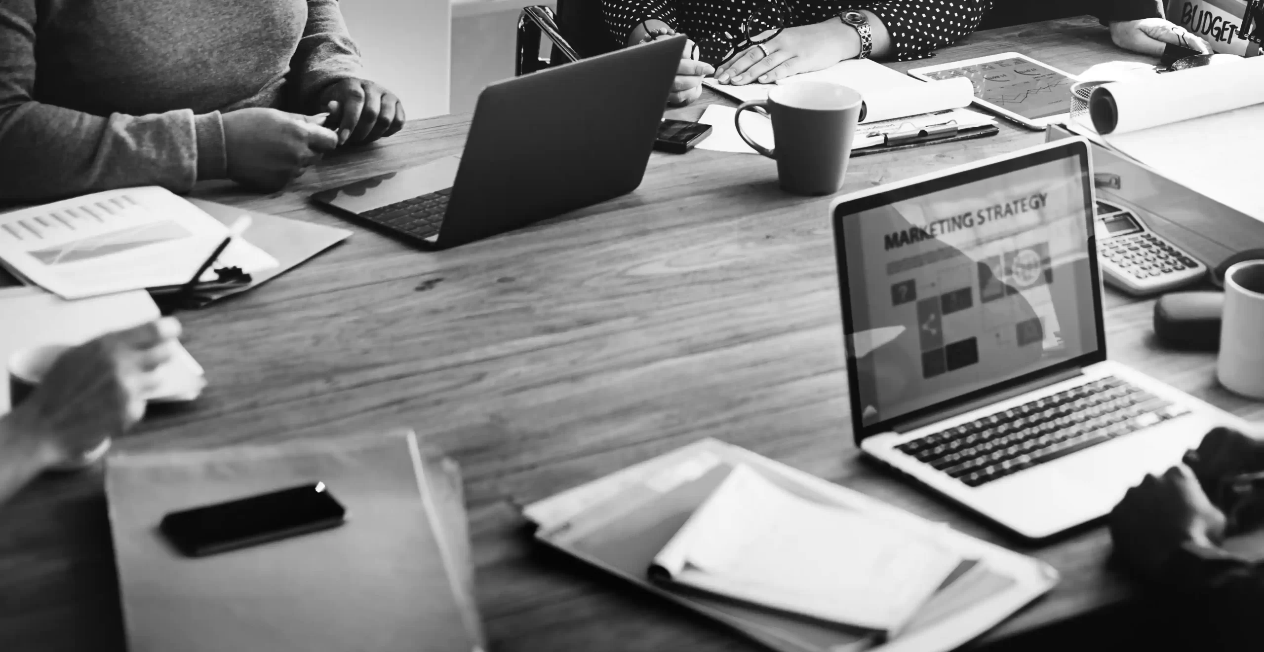 Equipe de marketing digital planejando estratégias para negócios locais